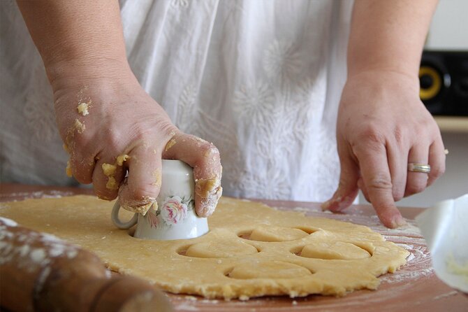 BA: Premium Empanadas & Alfajores Cooking Experience in Palermo - Alfajores and the dulce de leche payoff