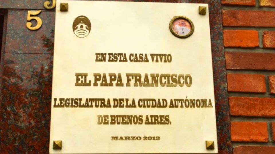 Buenos Aires 3-Hour Small Group Pope Francis Tour - San Lorenzo and the pope as a football fan