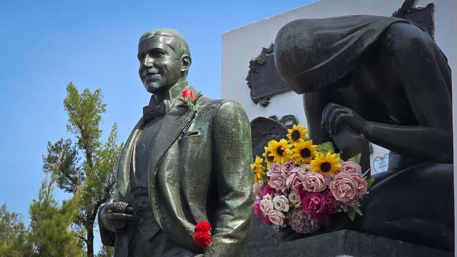 Buenos Aires: Chacarita, The Largest Cemetery In Argentina - Carlos Gardel and the sound of tango