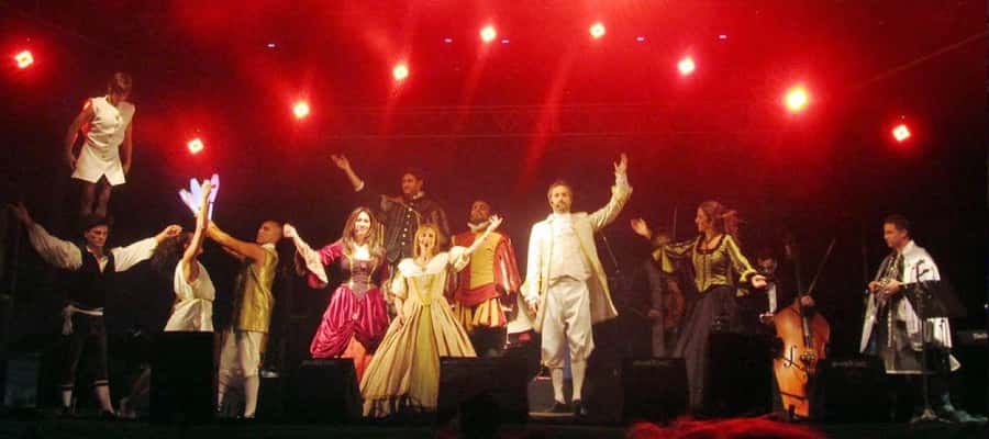 Buenos Aires: Gala Lírica Tickets at Palacio Paz. - Piano, voices, costumes, and humor