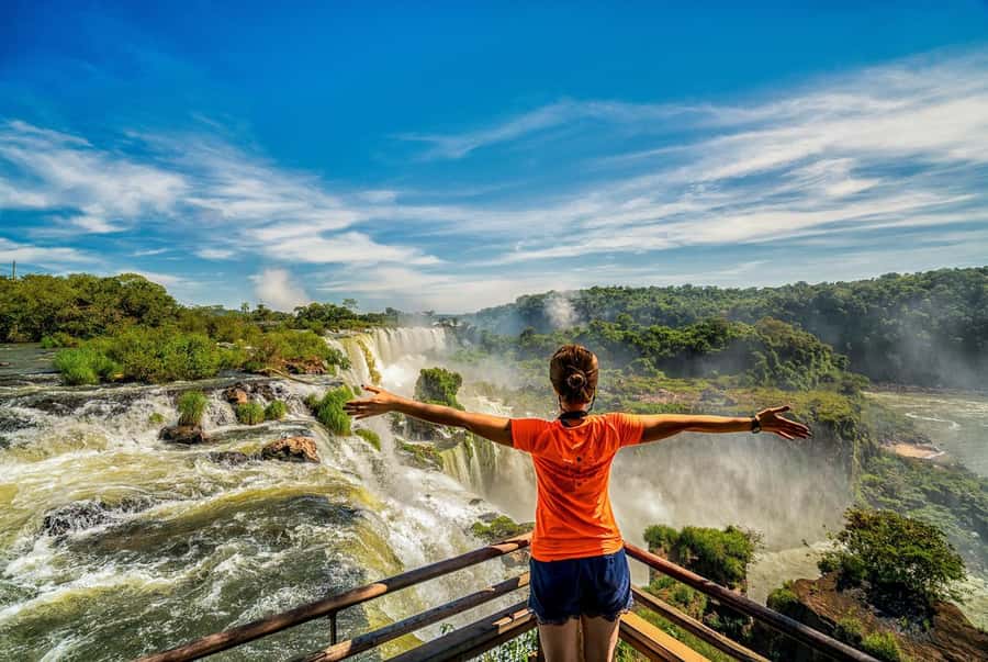 Buenos Aires: Iguazu Falls Private Day Trip with Airfare - Meeting your guide near Iguazu