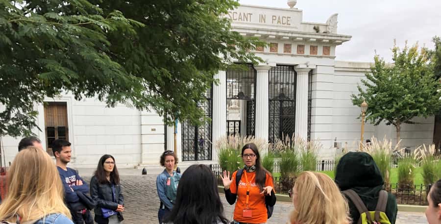 Buenos Aires: La Recoleta Cemetery Guided Tour in English - Statues, mausoleums, and the art of remembering