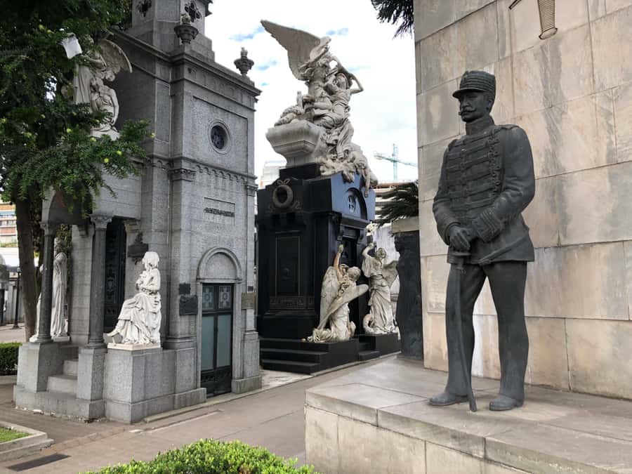 Buenos Aires: La Recoleta Cemetery Guided Tour in English - A two-hour route that moves at a useful pace