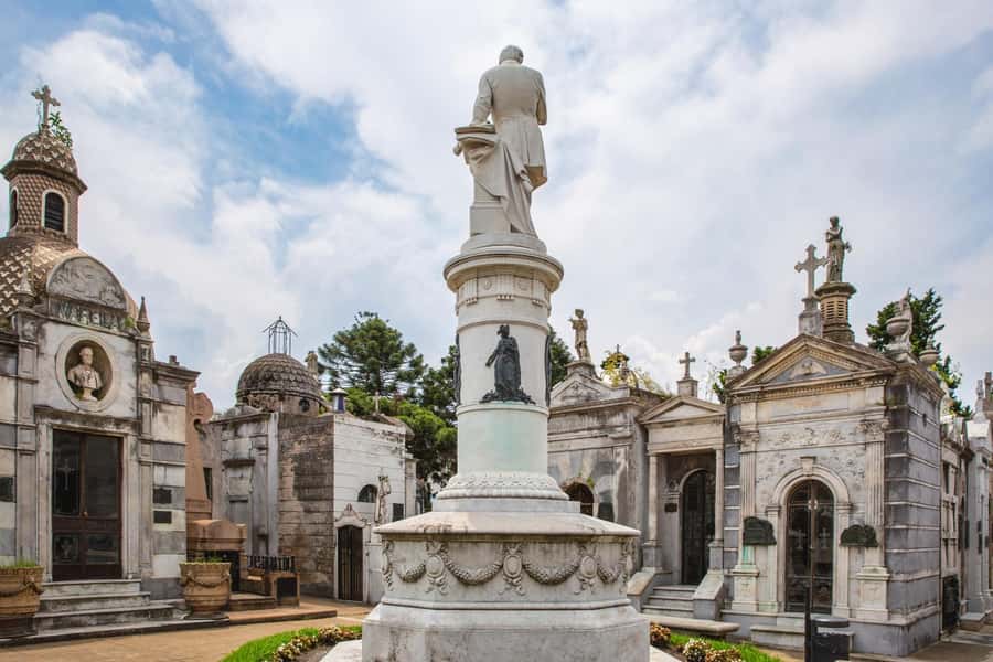 Buenos Aires: La Recoleta Cemetery Private Tour with Tickets - The grand entrance and first impressions