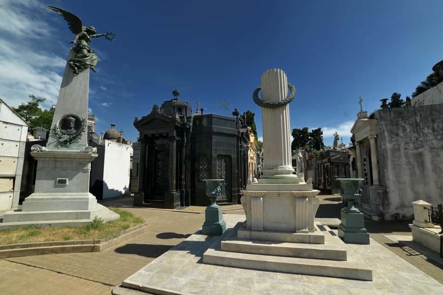 Buenos Aires: La Recoleta Cemetery Private Tour with Tickets - Mausoleums as an open-air art collection