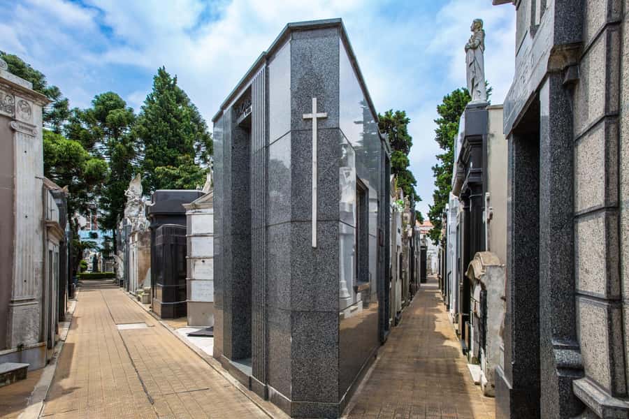 Buenos Aires: La Recoleta Cemetery Private Tour with Tickets - Rufina Cambaceres and the cemetery’s darker tales