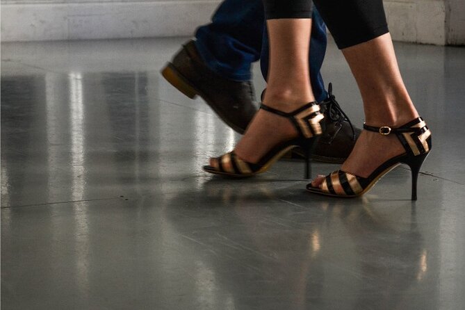 Buenos Aires Tango: Intimate Experience and Lesson - The first steps: posture, embrace, and walking