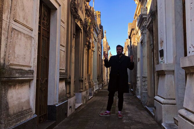 Chacarita Walking Tour - Spooky Cemetery, History & Pizza - Meeting Gauchito Gil at His Shrine