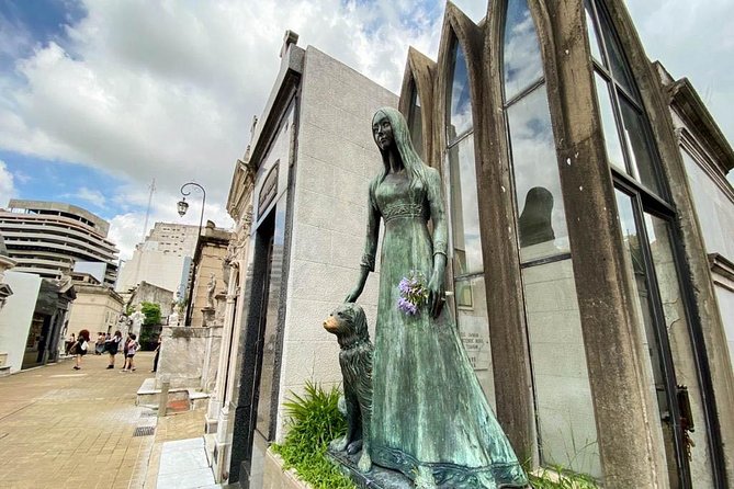 City of Angels: Walking Tour Recoleta - Skip the line - Spending an hour inside Recoleta Cemetery