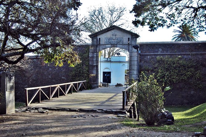 Colonia del Sacramento Small-Group Day Trip - Calle de los Suspiros and the old Portuguese style