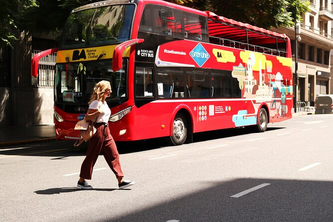 Combo Football: Hop on hop off 48hs + River Plate + Boca Juniors - Recoleta and Teatro Colón Close the Loop
