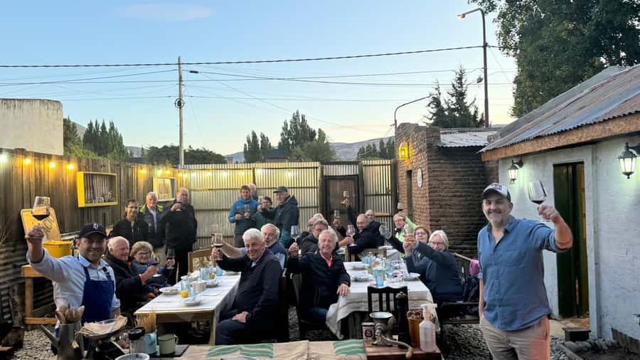 El Calafate: Argentine Cuisine Experience - Empanadas, choripan, and the first taste of the main meal