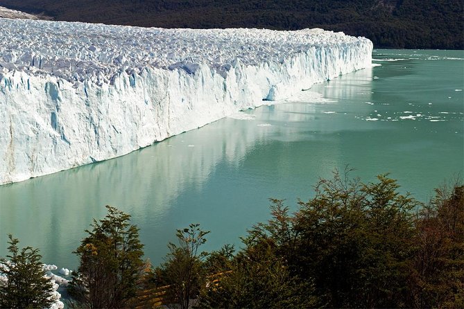 Excursion to the Perito Moreno Glacier, with guide and transfer to / from the hotel - The first glacier view at Curva de Los Suspiros