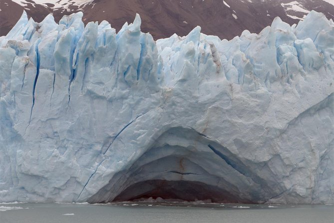 Excursion to the Perito Moreno Glacier, with guide and transfer to / from the hotel - Cerro Comisión and the geology along the road
