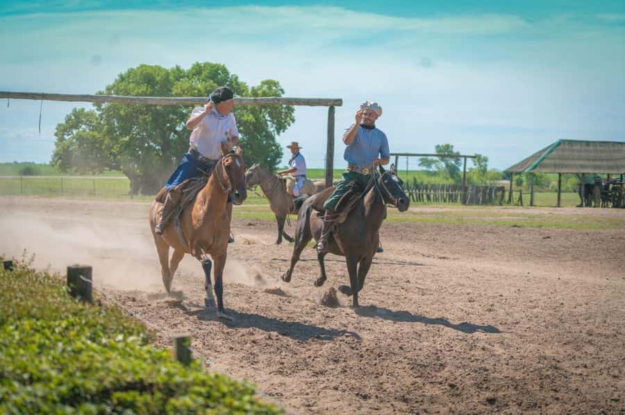 From BA: Santa Susana Day Trip with Lunch - Gaucho Party - Getting from Buenos Aires to the estancia