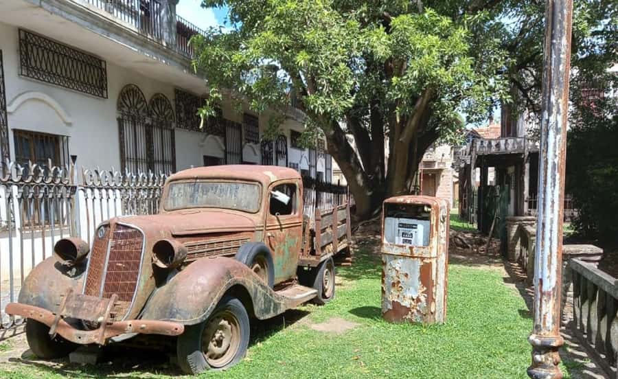 From Buenos Aires: Magical and Mysterious Campanopolis Tour - The language question is the key decision