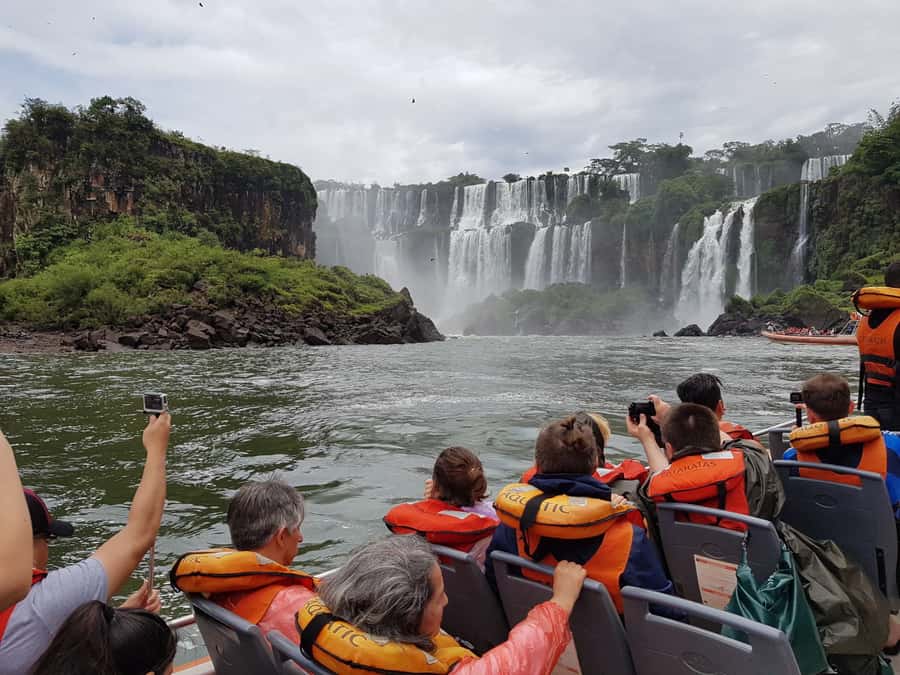 From Foz do Iguaçu: Iguazú Falls Boat Ride Argentina - Leaving Foz do Iguaçu and crossing the border