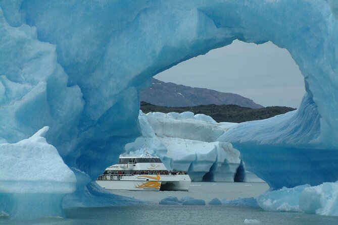 Full day tour: Sail among the Glaciers of Patagonia - The long run to Spegazzini Glacier