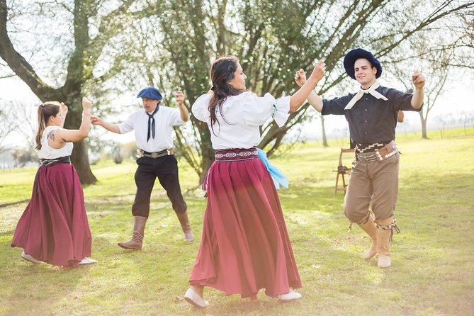 Gaucho Day with Estancia and Areco town - Reaching the private estancia