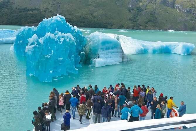 Glaciares Gourmet Premium Lounge boat Tour + El Calafate pick up - Heim and Seco, glaciers hanging above the lake