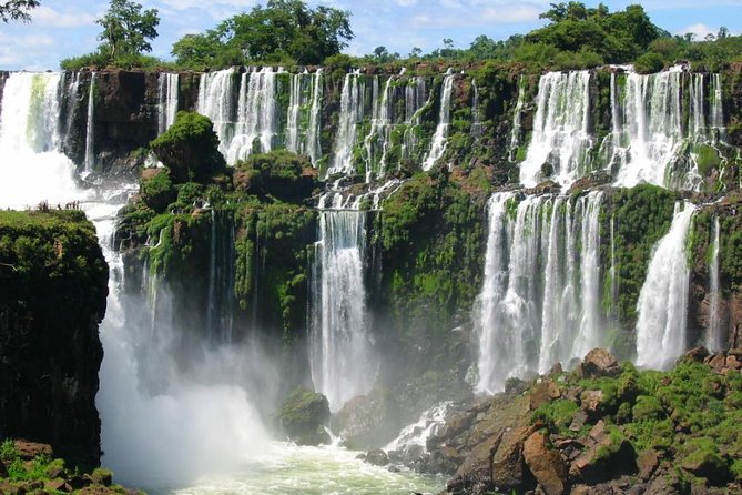Iguazú Experience in 2 days: Argentine and Brazilian Falls - The border crossing between Argentina and Brazil