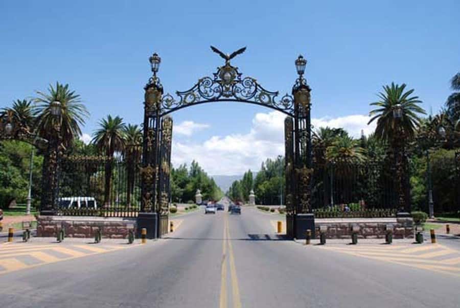 Mendoza: Half-Day Sightseeing City Tour - Aquarium, avenues, and the changing face of Mendoza