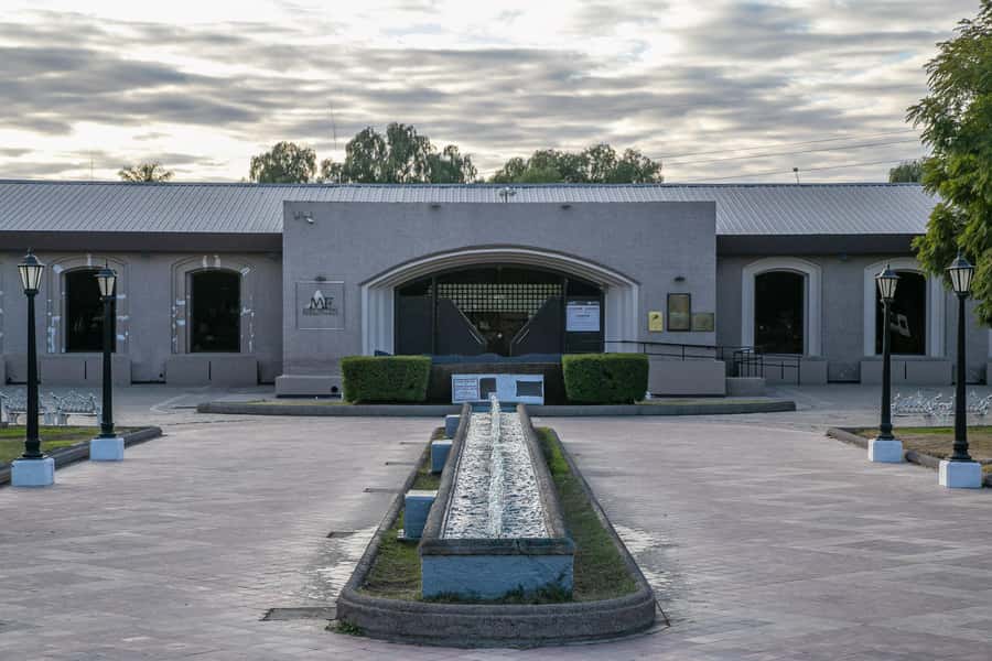 Mendoza: Half-Day Sightseeing Tour - Lago General Espejo brings a quieter pause