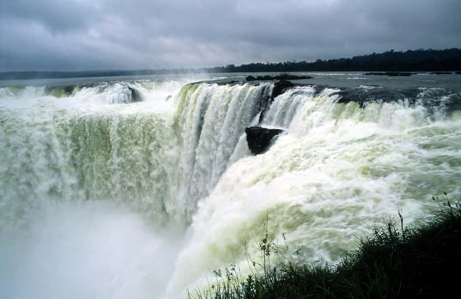 Puerto Iguazu: Argentine Falls & Great Adventure Boat - The Upper and Lower circuits: two different views of the falls