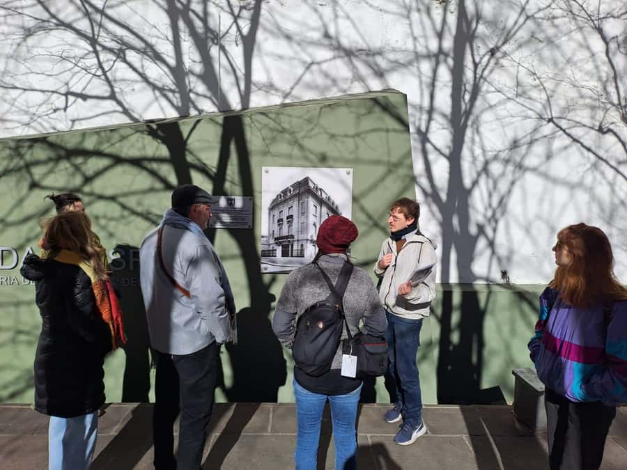 Recoleta & Cemetery for curious people - The guide makes or breaks the discussion