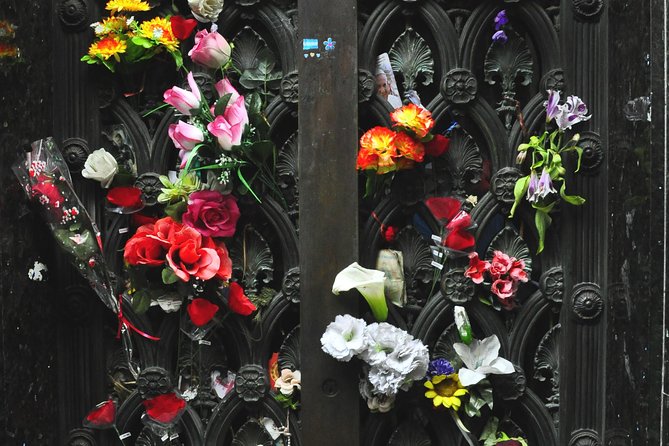Recoleta Cemetery Tour in English - Stories of love, revenge, and family power