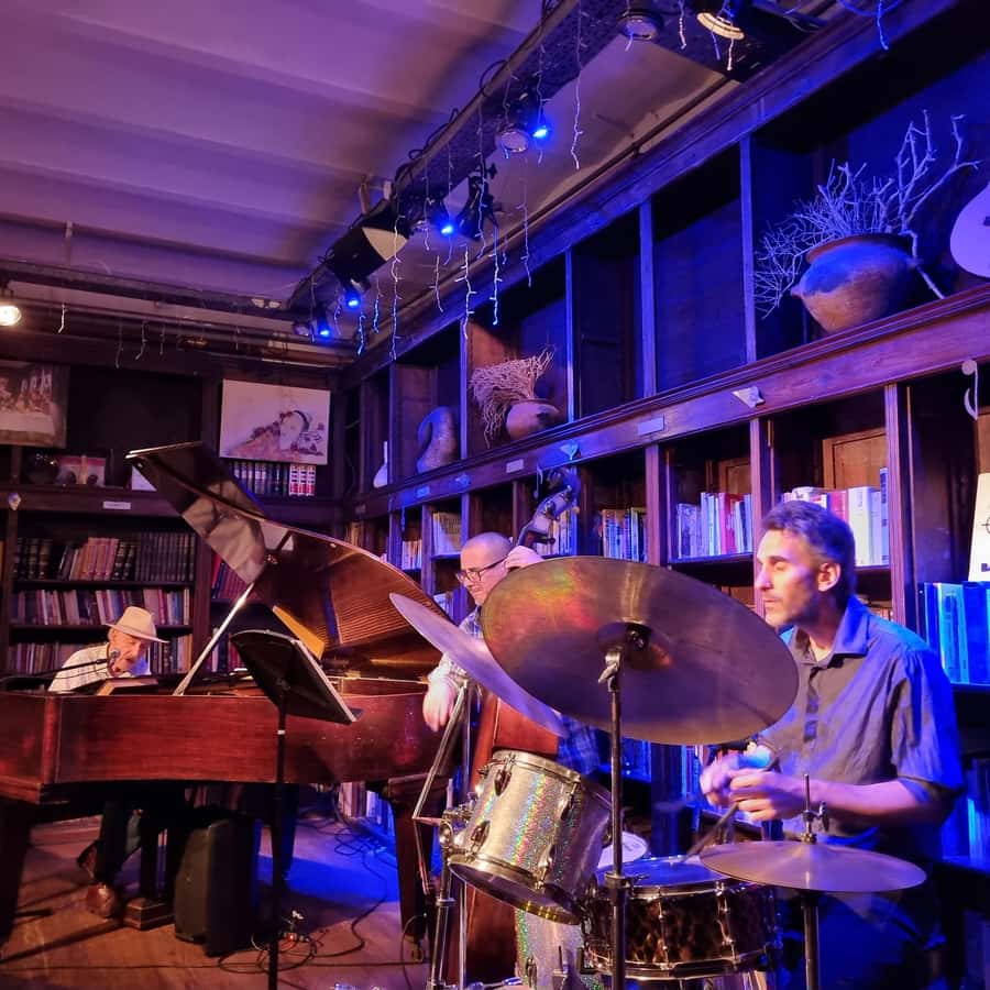 Recoleta Walking Tour and Live Jazz Show - Starting at the Bellas Artes Museum