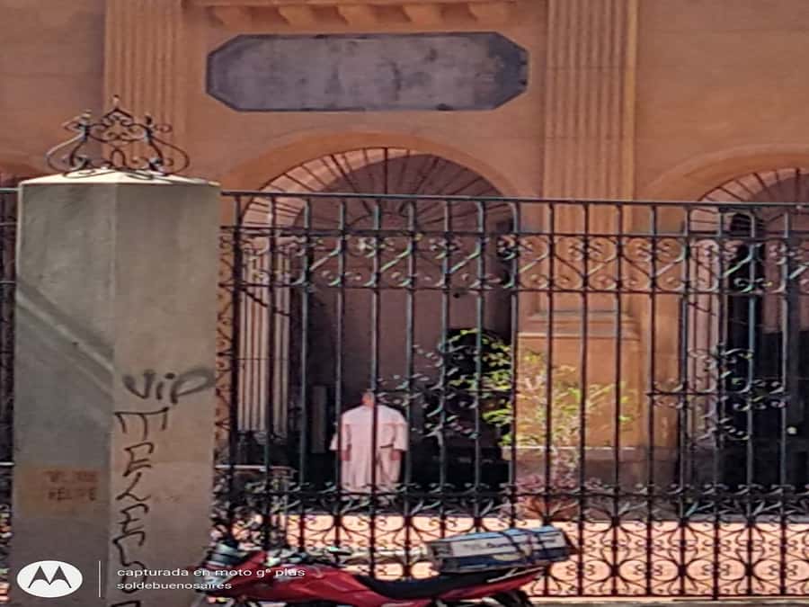 San Telmo Private Guided amazing Walking Tour - Plaza Dorrego and the old neighborhood atmosphere