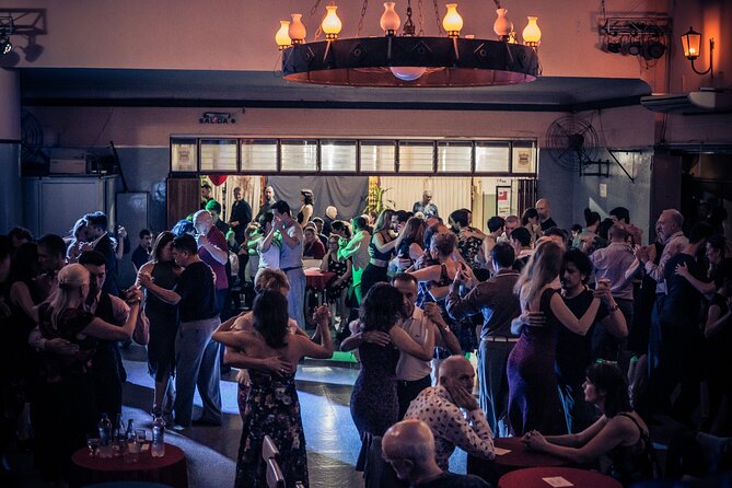 Small Group Local Tango milonga with lesson and transfers - The tango lesson: basic steps without pressure