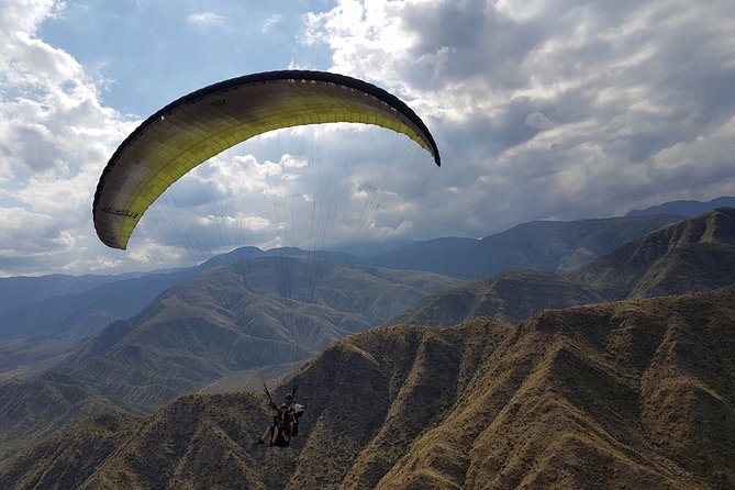 Tandem Flight Paraglider with Instructor + HD - The flight over Mendoza and the Andes