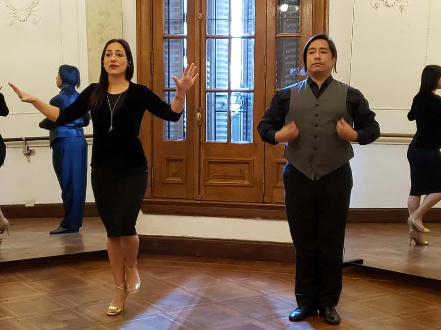 Tango Lesson in Buenos Aires with professional dancers - Meeting professional dancers in a personal class