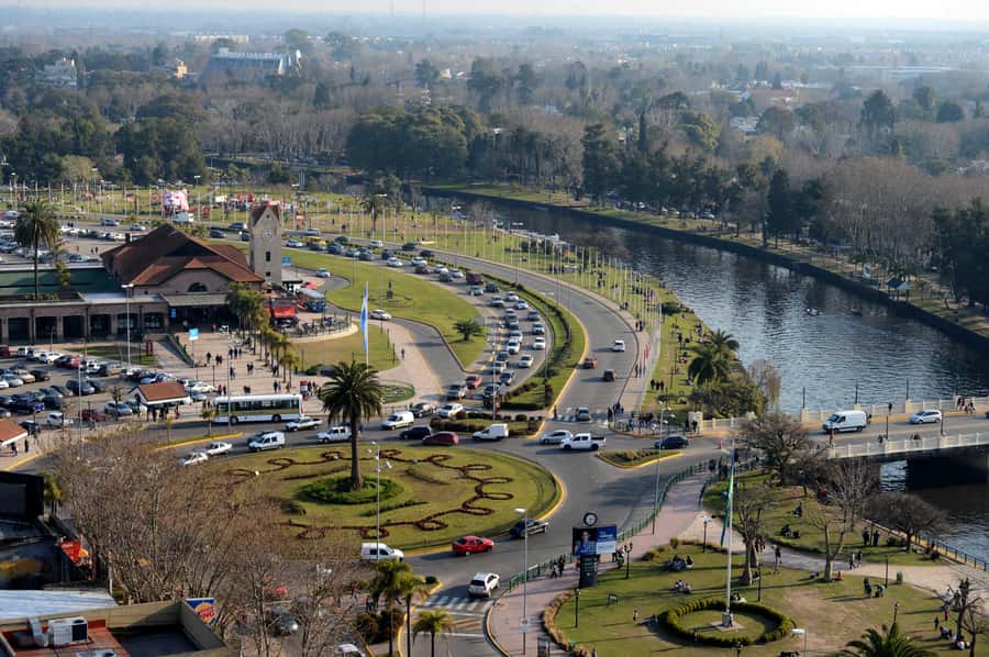 Tigre Delta: Half-Day Tour and Boat Trip - Leaving Buenos Aires along the Rio de la Plata