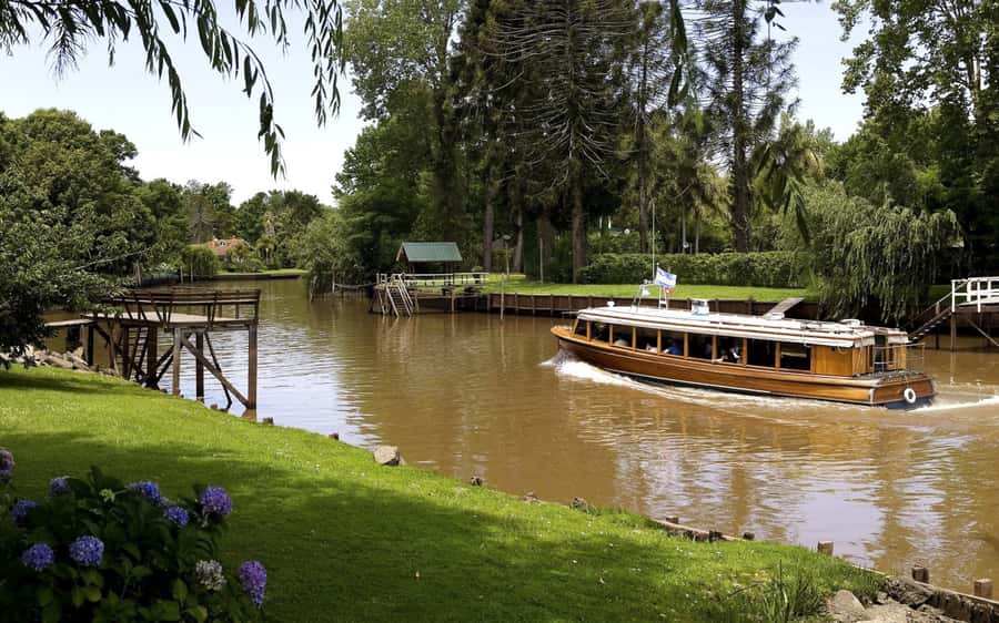 Tigre with Lunch overlooking the River and Navigation - The ride north through Greater Buenos Aires