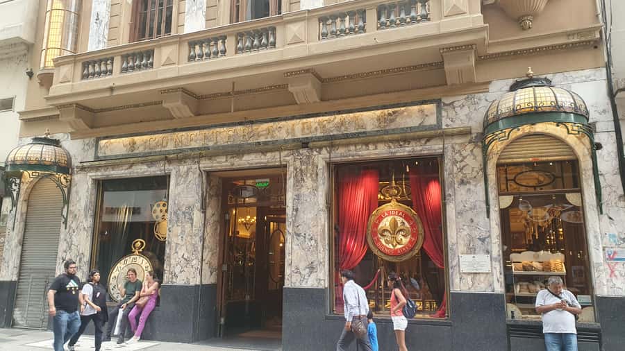 Tour cultural a pie de 3 horas por la historia del Tango - The Lola Membrives Theatre and Corrientes at work
