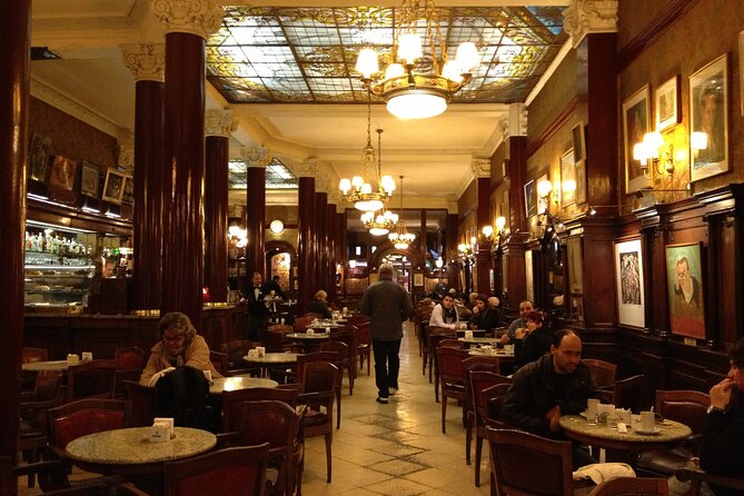 Walking tour: Plaza de Mayo and coffee time at Cafe Tortoni´s - Why the outdoor history matters